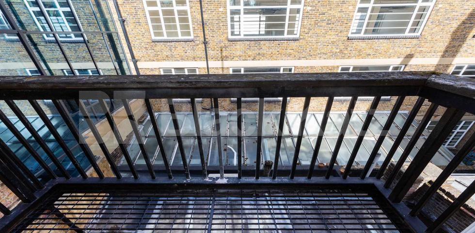 			SPLIT OVER 3 FLOORS, 2 Bedroom, 1 bath, 1 reception Maisonette			 Baron Street, ANGEL N1